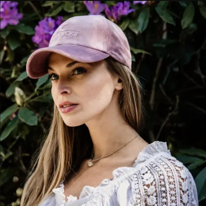 Autumn and winter preferences: the fashion charm and fashion trends of velvet hats